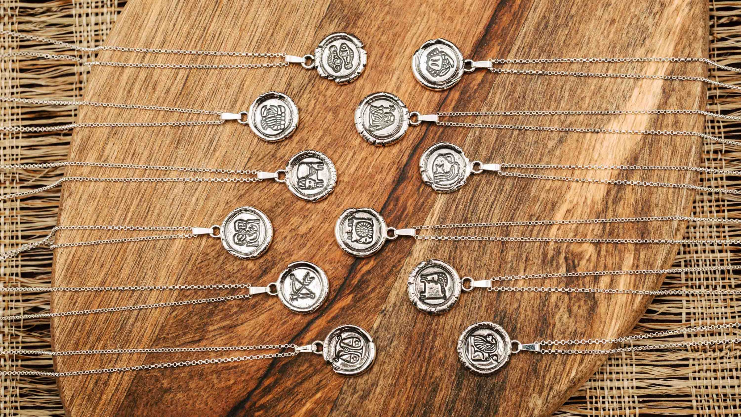 Ketten mit Sternzeichen aus Sterling Silber 925. Der Sternzeichen Anhänger hat die Form einer Münz-Kette im Wachssiegel-Look und hängt an einer zarten Echt Silber Kette.