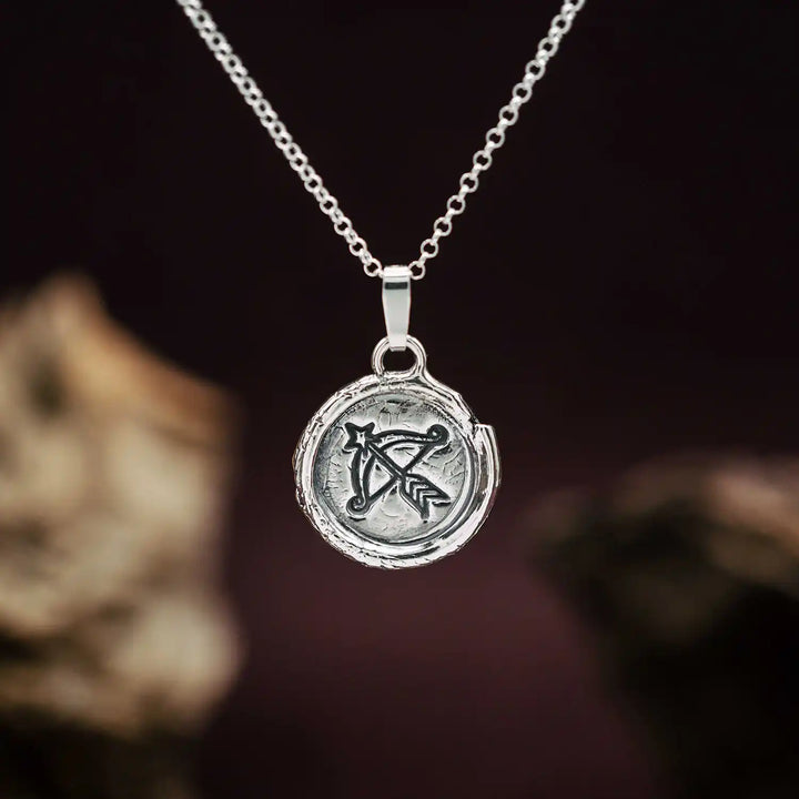 Kette mit Sternzeichen Schütze aus Sterling Silber 925. Der organische Sternzeichen Anhänger hat die Form einer Münz-Kette im rustikalen Wachssiegel-Look und hängt an einer zarten echt Silber Kette. 