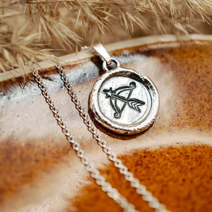 Kette mit Sternzeichen Schütze aus Sterling Silber 925. Der organische Sternzeichen Anhänger hat die Form einer Münz-Kette im rustikalen Wachssiegel-Look und hängt an einer zarten echt Silber Kette. 