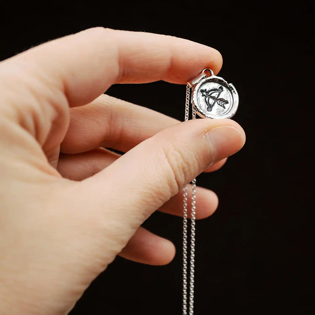 Kette mit Sternzeichen Schütze aus Sterling Silber 925. Der organische Sternzeichen Anhänger hat die Form einer Münz-Kette im rustikalen Wachssiegel-Look und hängt an einer zarten echt Silber Kette. 