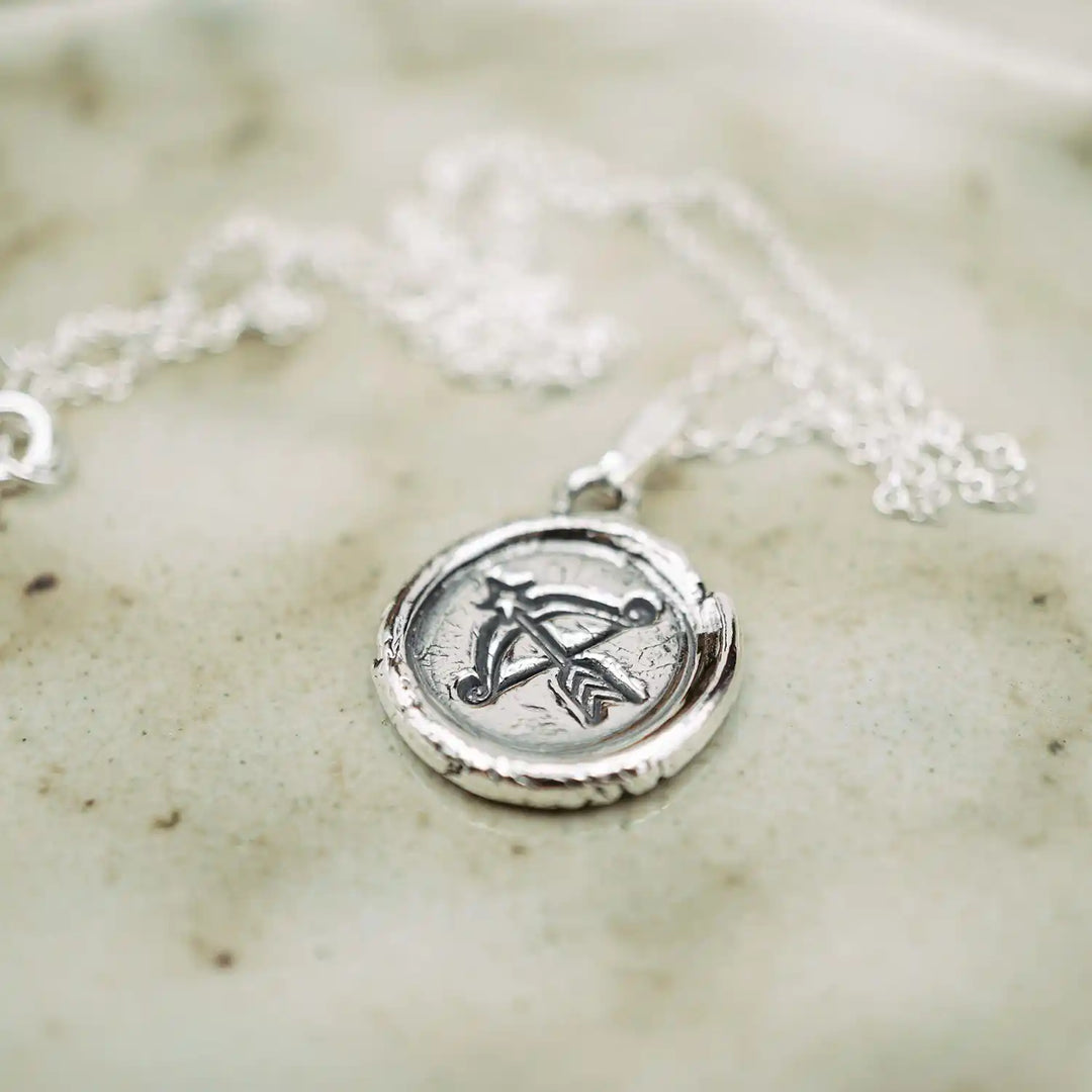 Kette mit Sternzeichen Schütze aus Sterling Silber 925. Der organische Sternzeichen Anhänger hat die Form einer Münz-Kette im rustikalen Wachssiegel-Look und hängt an einer zarten echt Silber Kette. 