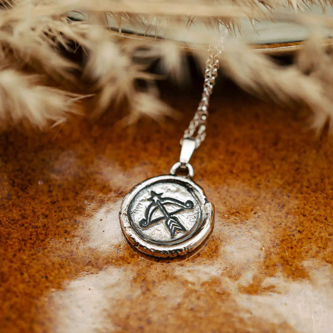 Kette mit Sternzeichen Schütze aus Sterling Silber 925. Der organische Sternzeichen Anhänger hat die Form einer Münz-Kette im rustikalen Wachssiegel-Look und hängt an einer zarten echt Silber Kette. 