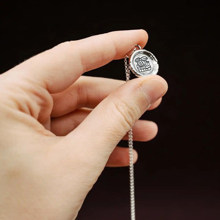 Kette mit Sternzeichen Skorpion aus Sterling Silber 925. Der organische Sternzeichen Anhänger hat die Form einer Münz-Kette im rustikalen Wachssiegel-Look und hängt an einer zarten echt Silber Kette. 