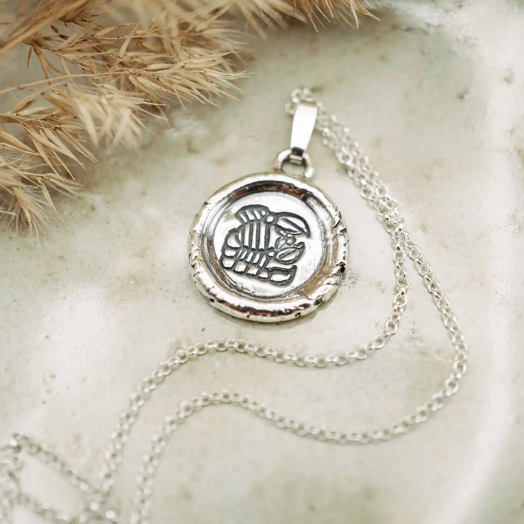 Kette mit Sternzeichen Skorpion aus Sterling Silber 925. Der organische Sternzeichen Anhänger hat die Form einer Münz-Kette im rustikalen Wachssiegel-Look und hängt an einer zarten echt Silber Kette. 