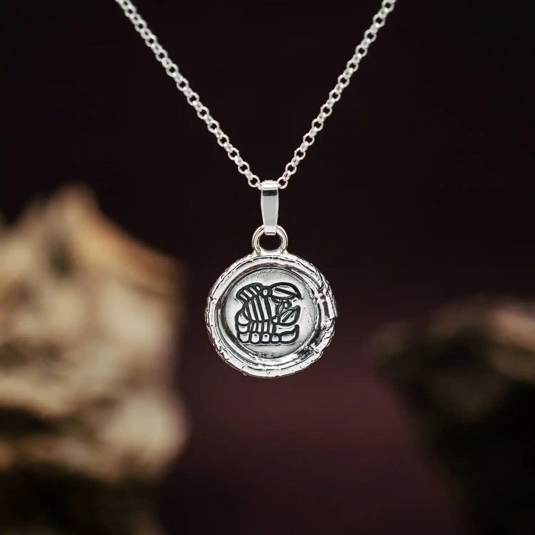 Kette mit Sternzeichen Skorpion aus Sterling Silber 925. Der organische Sternzeichen Anhänger hat die Form einer Münz-Kette im rustikalen Wachssiegel-Look und hängt an einer zarten echt Silber Kette. 