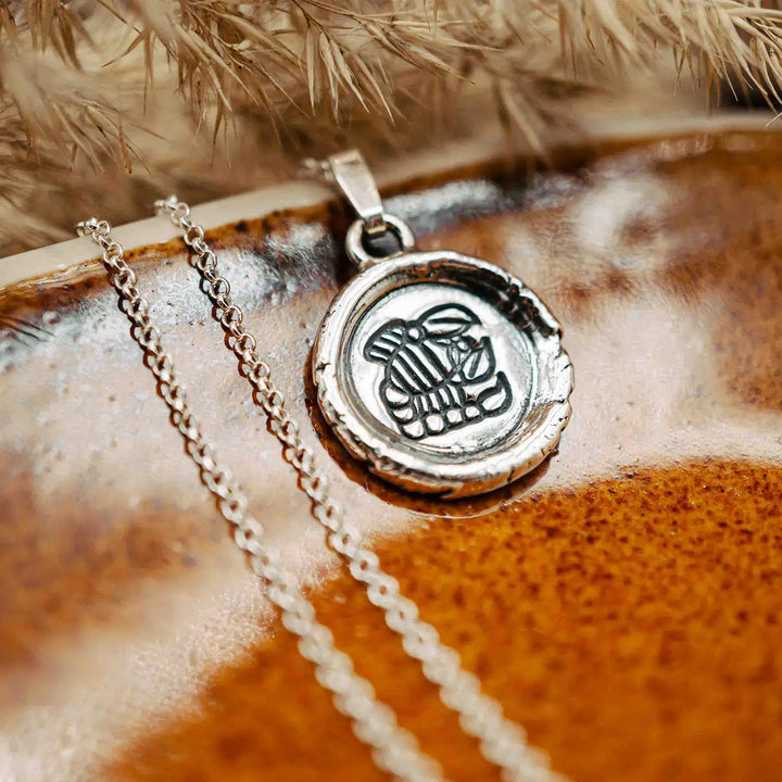 Kette mit Sternzeichen Skorpion aus Sterling Silber 925. Der organische Sternzeichen Anhänger hat die Form einer Münz-Kette im rustikalen Wachssiegel-Look und hängt an einer zarten echt Silber Kette. 