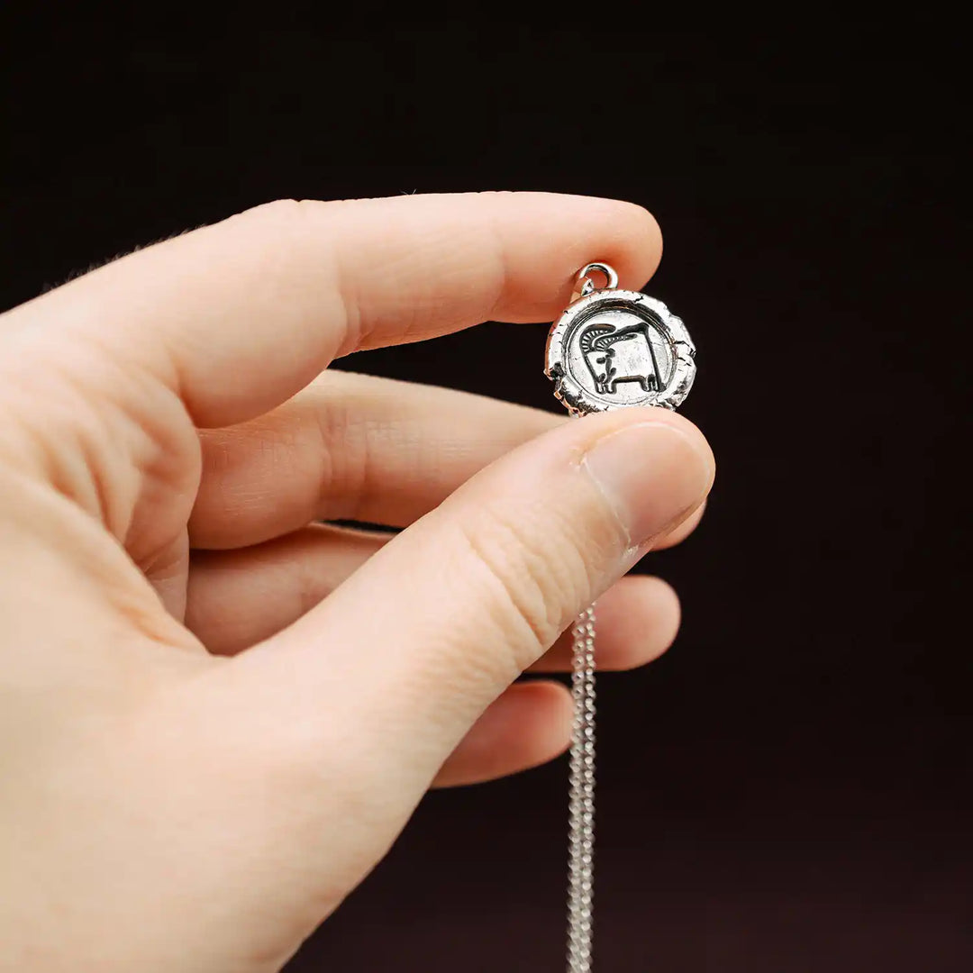 Kette mit Sternzeichen Steinbock aus Sterling Silber 925. Der organische Sternzeichen Anhänger hat die Form einer Münz-Kette im rustikalen Wachssiegel-Look und hängt an einer zarten echt Silber Kette. 