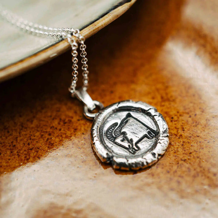 Kette mit Sternzeichen Steinbock aus Sterling Silber 925. Der organische Sternzeichen Anhänger hat die Form einer Münz-Kette im rustikalen Wachssiegel-Look und hängt an einer zarten echt Silber Kette. 