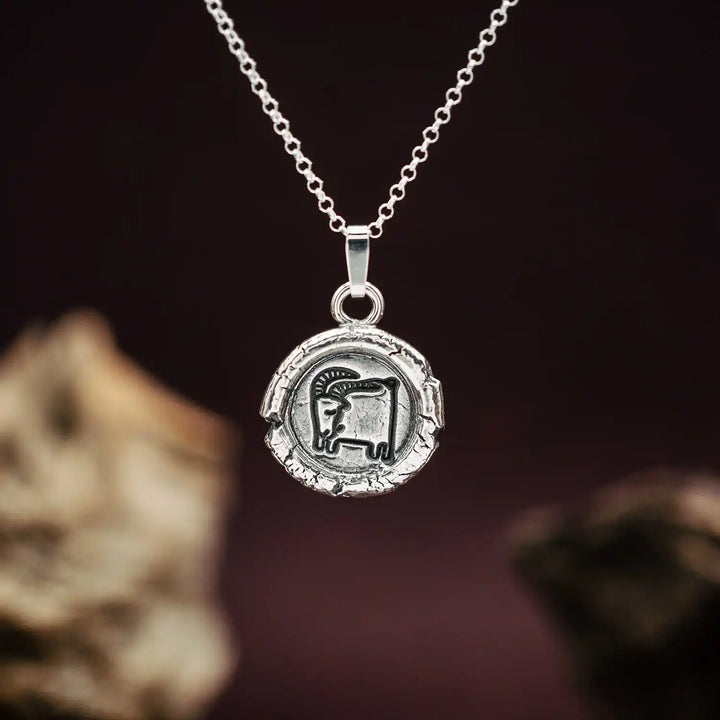 Kette mit Sternzeichen Steinbock aus Sterling Silber 925. Der organische Sternzeichen Anhänger hat die Form einer Münz-Kette im rustikalen Wachssiegel-Look und hängt an einer zarten echt Silber Kette. 