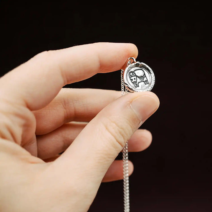 Kette mit Sternzeichen Stier aus Sterling Silber 925. Der Sternzeichen Anhänger hat die Form einer Münz-Kette im Wachssiegel-Look und hängt an einer zarten Echt Silber Kette.