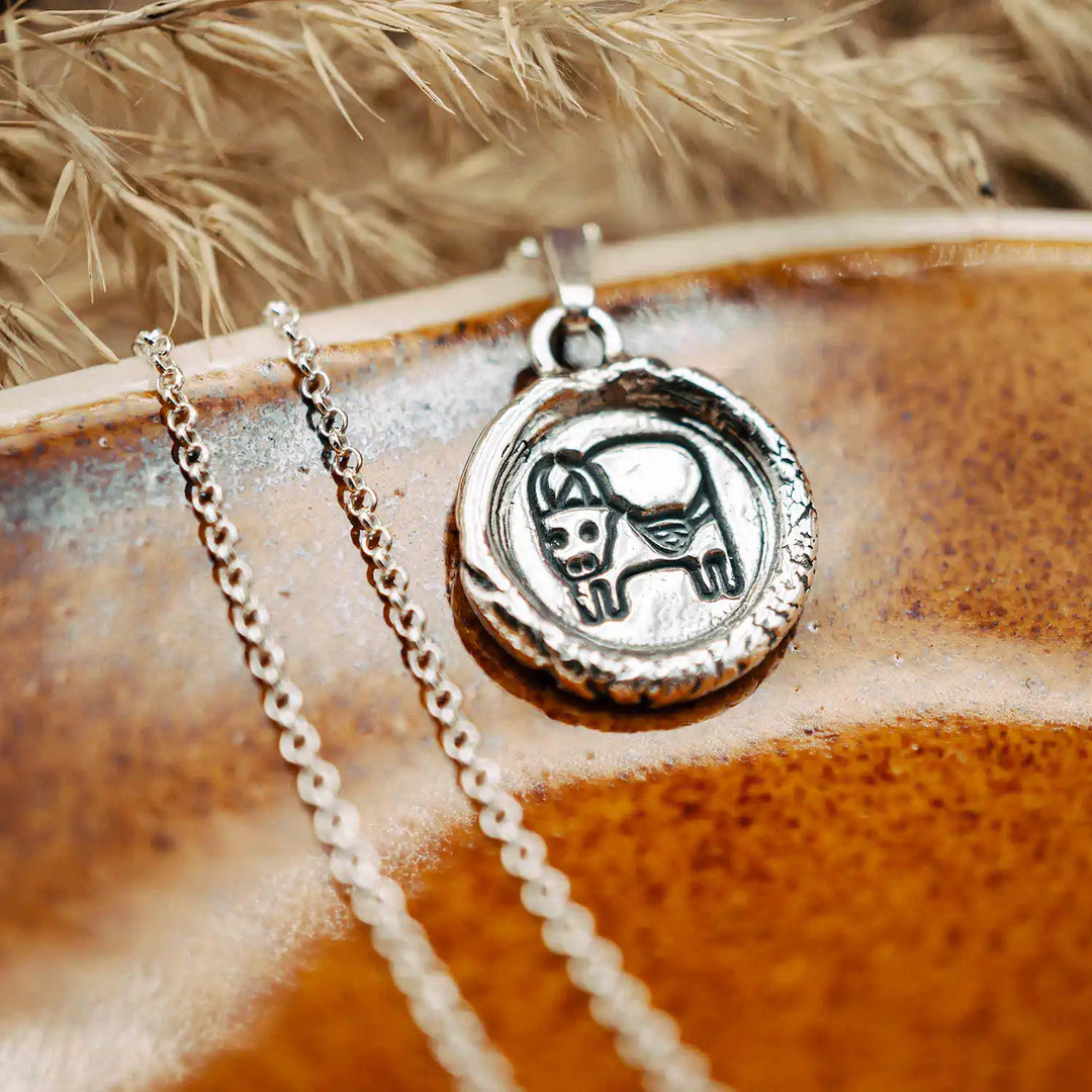Kette mit Sternzeichen Stier aus Sterling Silber 925. Der Sternzeichen Anhänger hat die Form einer Münz-Kette im Wachssiegel-Look und hängt an einer zarten Echt Silber Kette.