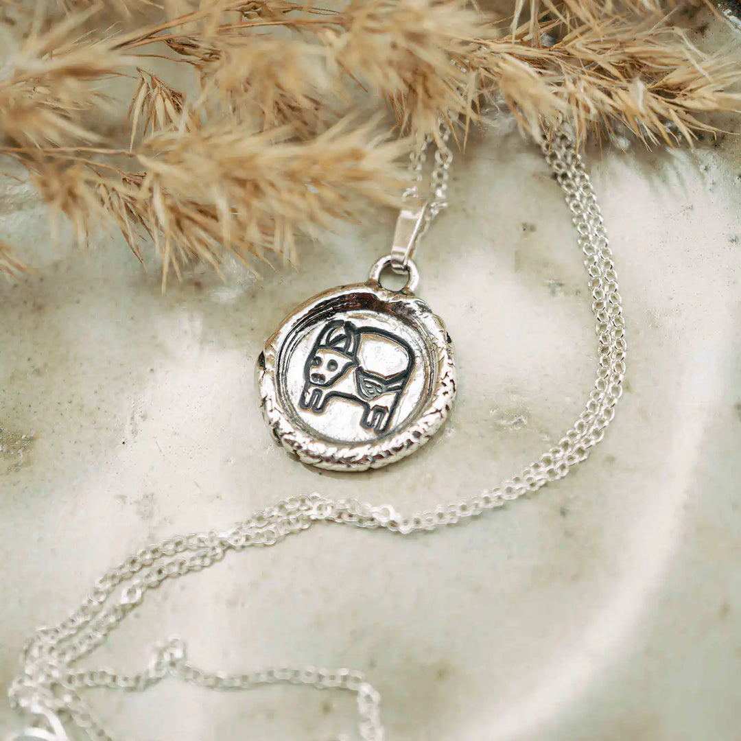 Kette mit Sternzeichen Stier aus Sterling Silber 925. Der Sternzeichen Anhänger hat die Form einer Münz-Kette im Wachssiegel-Look und hängt an einer zarten Echt Silber Kette.