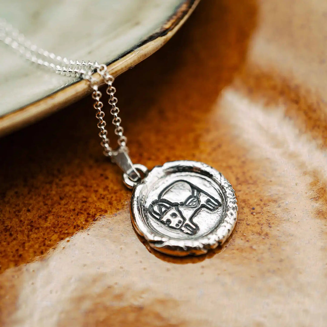 Kette mit Sternzeichen aus Sterling Silber 925. Der handgemachte Sternzeichen Anhänger hat die Form einer Münz-Kette im Wachssiegel-Look und hängt an einer zarten Echt Silber Kette. Ein besonderes Schmuck Geschenk für Frauen.