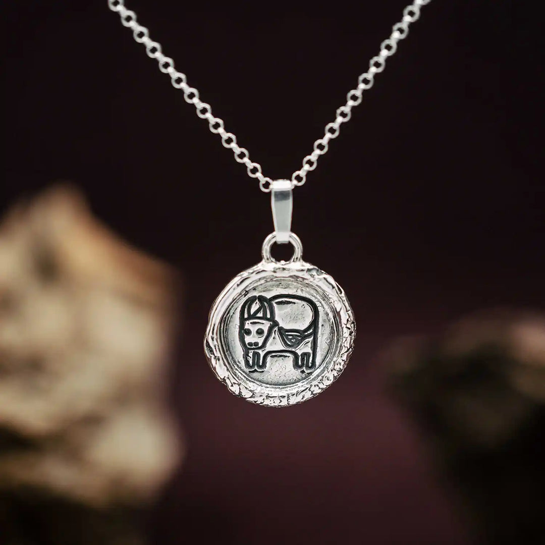 Kette mit Sternzeichen Stier aus Sterling Silber 925. Der Sternzeichen Anhänger hat die Form einer Münz-Kette im Wachssiegel-Look und hängt an einer zarten Echt Silber Kette.