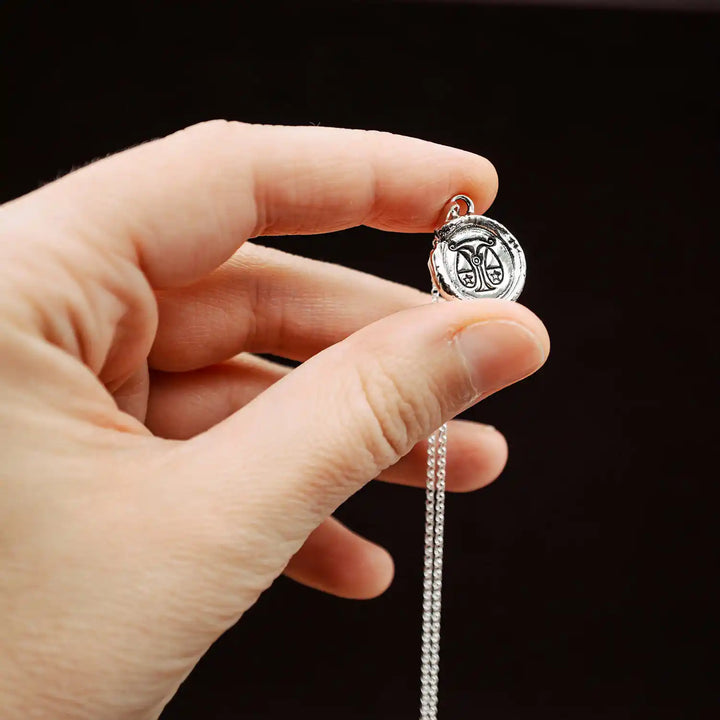 Kette mit Sternzeichen Waage aus Sterling Silber 925. Der organische Sternzeichen Anhänger hat die Form einer Münz-Kette im rustikalen Wachssiegel-Look und hängt an einer zarten echt Silber Kette. 