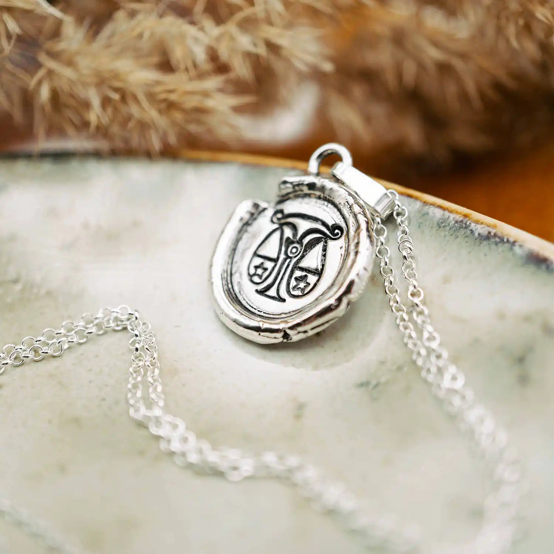 Kette mit Sternzeichen Waage aus Sterling Silber 925. Der organische Sternzeichen Anhänger hat die Form einer Münz-Kette im rustikalen Wachssiegel-Look und hängt an einer zarten echt Silber Kette. 