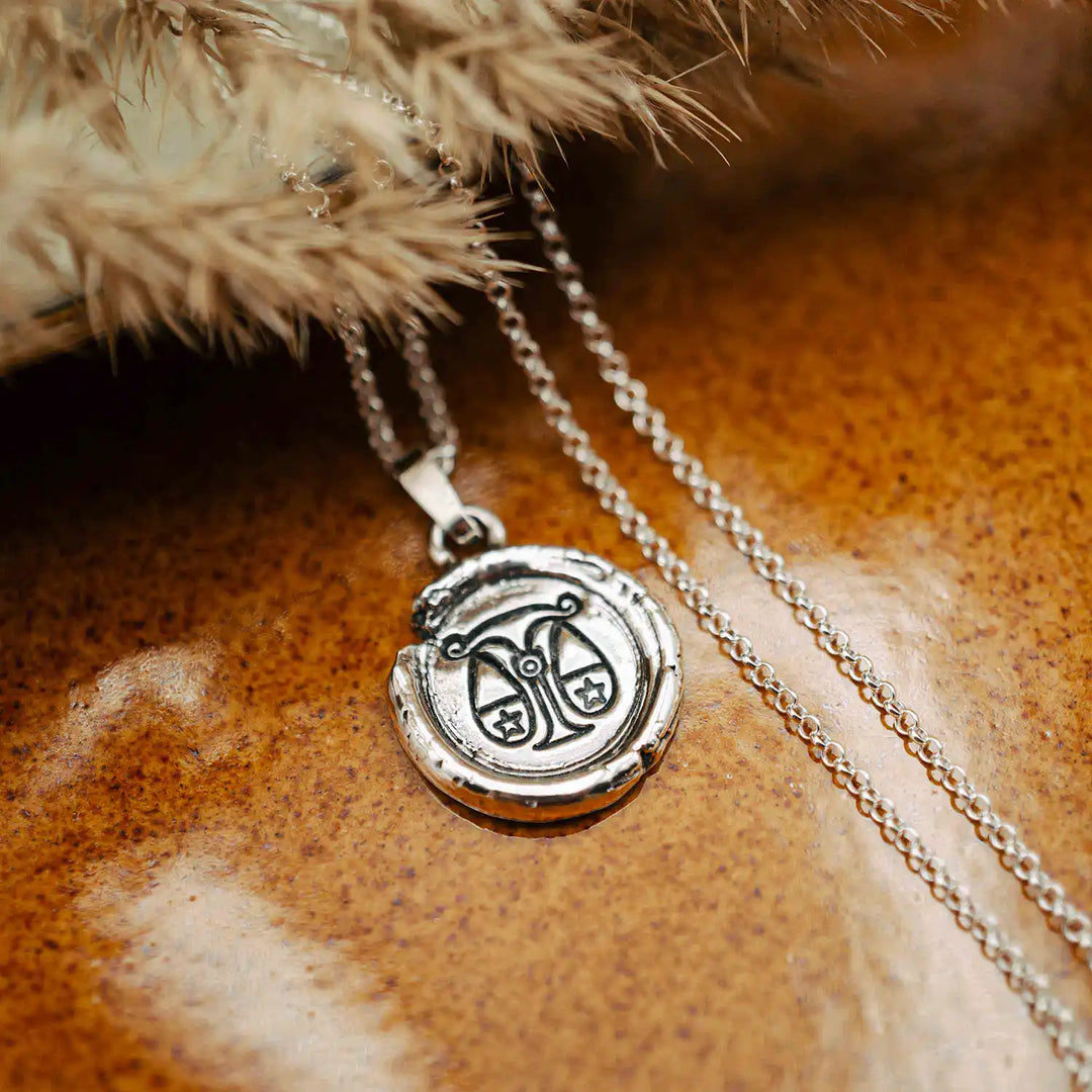 Kette mit Sternzeichen Waage aus Sterling Silber 925. Der organische Sternzeichen Anhänger hat die Form einer Münz-Kette im rustikalen Wachssiegel-Look und hängt an einer zarten echt Silber Kette. 