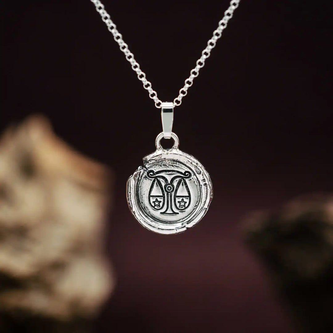 Kette mit Sternzeichen Waage aus Sterling Silber 925. Der organische Sternzeichen Anhänger hat die Form einer Münz-Kette im rustikalen Wachssiegel-Look und hängt an einer zarten echt Silber Kette. 