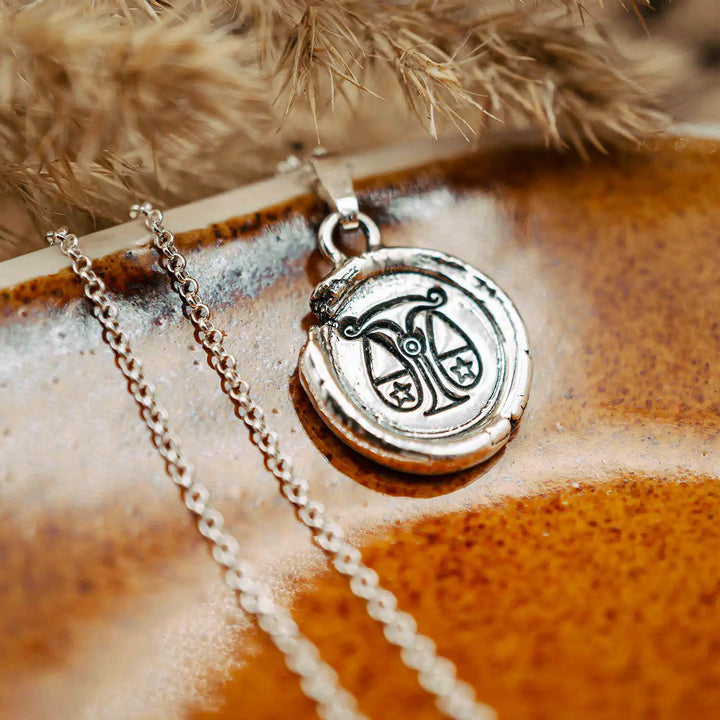 Kette mit Sternzeichen Waage aus Sterling Silber 925. Der organische Sternzeichen Anhänger hat die Form einer Münz-Kette im rustikalen Wachssiegel-Look und hängt an einer zarten echt Silber Kette. 