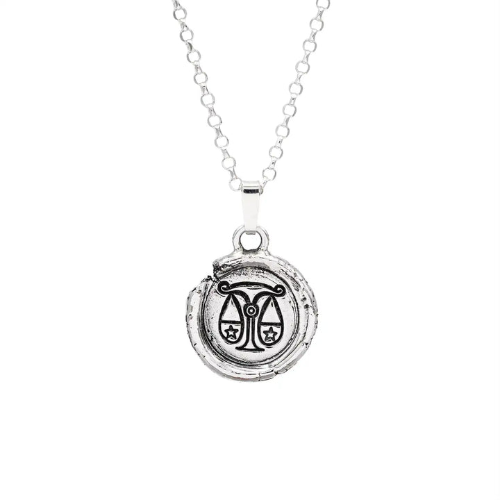 Kette mit Sternzeichen Waage aus Sterling Silber 925. Der organische Sternzeichen Anhänger hat die Form einer Münz-Kette im rustikalen Wachssiegel-Look und hängt an einer zarten echt Silber Kette. 