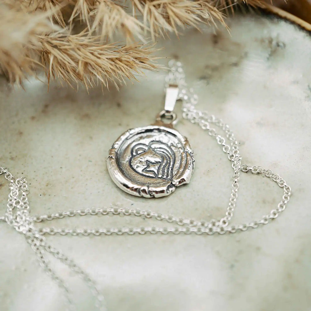 Kette mit Sternzeichen Wassermann aus Sterling Silber 925. Der organische Sternzeichen Anhänger hat die Form einer Münz-Kette im rustikalen Wachssiegel-Look und hängt an einer zarten echt Silber Kette. 