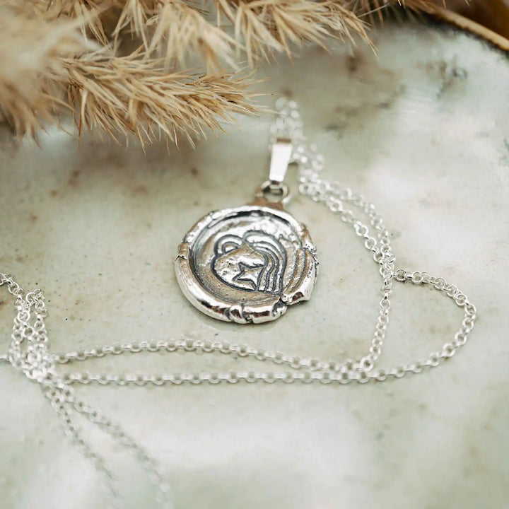 Kette mit Sternzeichen Wassermann aus Sterling Silber 925. Der organische Sternzeichen Anhänger hat die Form einer Münz-Kette im rustikalen Wachssiegel-Look und hängt an einer zarten echt Silber Kette. 