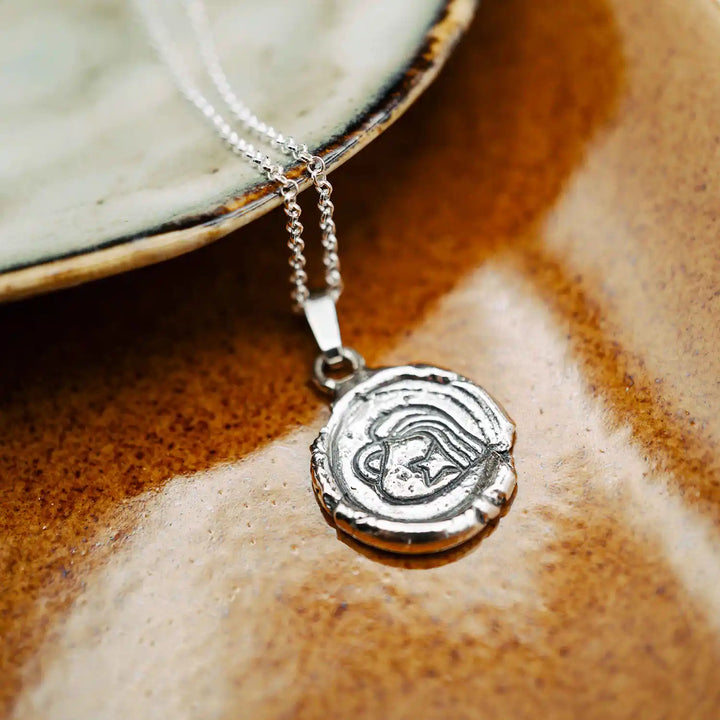 Kette mit Sternzeichen Wassermann aus Sterling Silber 925. Der organische Sternzeichen Anhänger hat die Form einer Münz-Kette im rustikalen Wachssiegel-Look und hängt an einer zarten echt Silber Kette. 