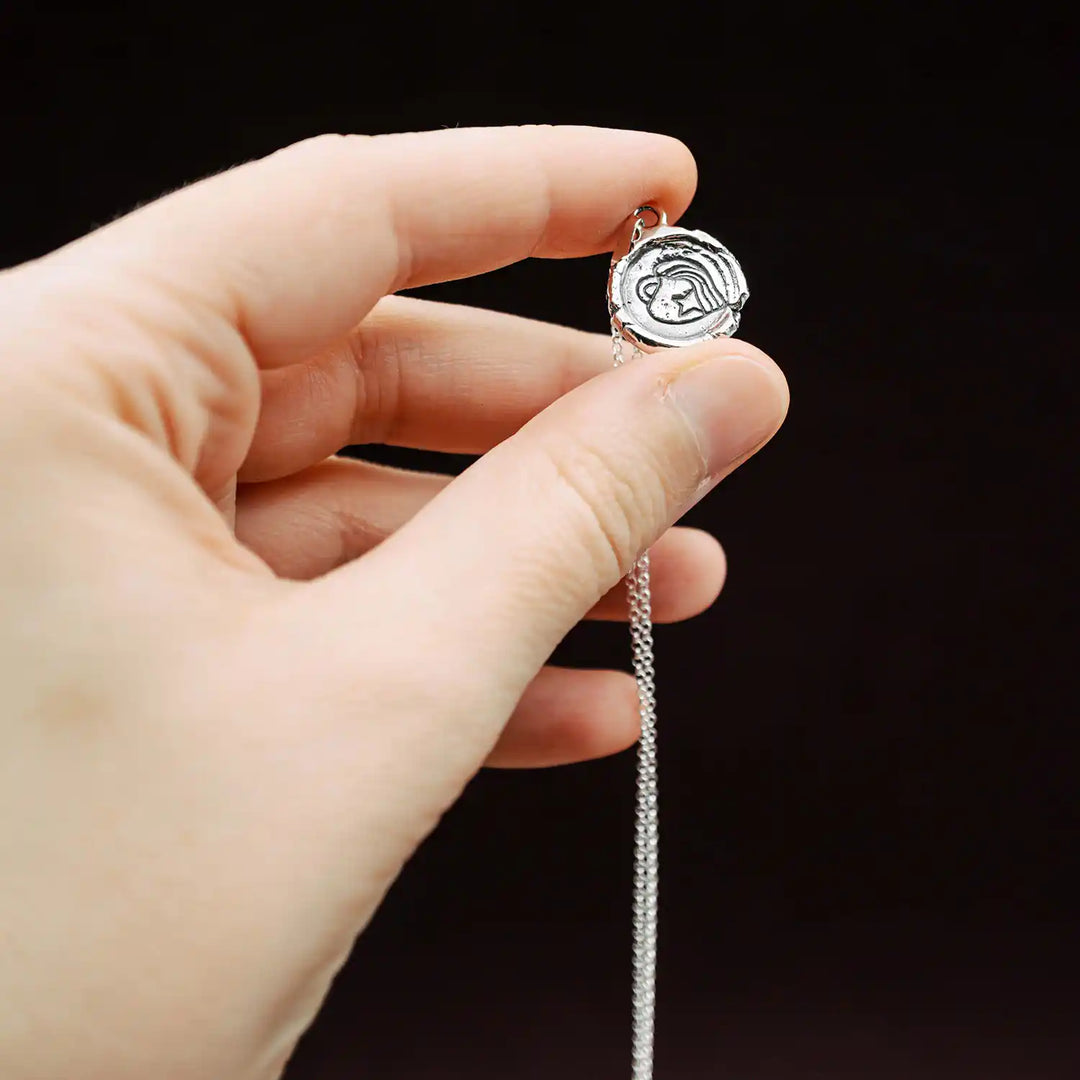 Kette mit Sternzeichen Wassermann aus Sterling Silber 925. Der organische Sternzeichen Anhänger hat die Form einer Münz-Kette im rustikalen Wachssiegel-Look und hängt an einer zarten echt Silber Kette. 
