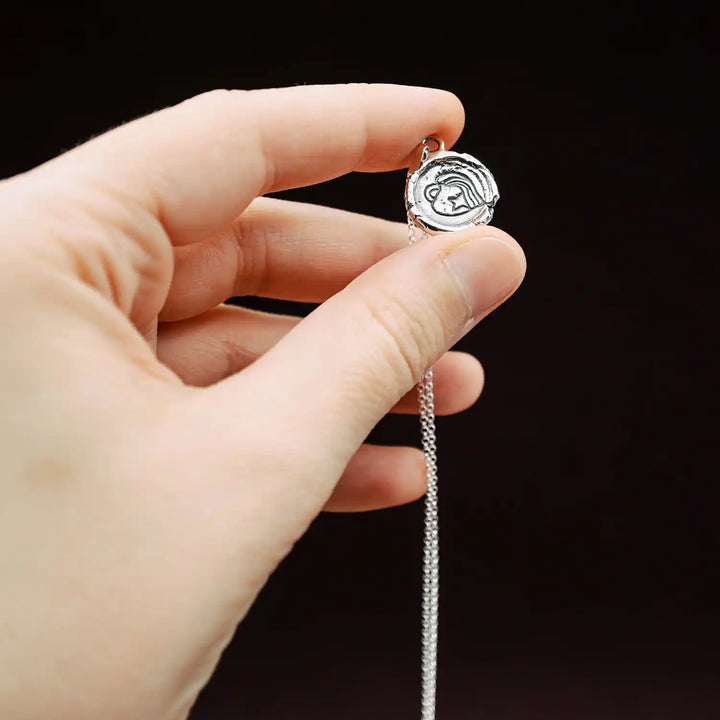 Kette mit Sternzeichen Wassermann aus Sterling Silber 925. Der organische Sternzeichen Anhänger hat die Form einer Münz-Kette im rustikalen Wachssiegel-Look und hängt an einer zarten echt Silber Kette. 