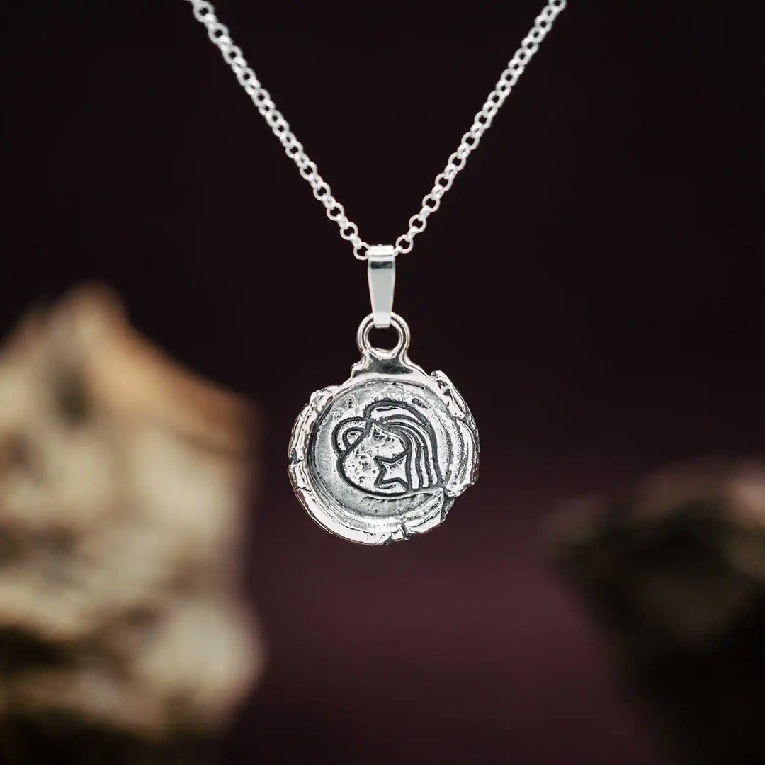 Kette mit Sternzeichen Wassermann aus Sterling Silber 925. Der organische Sternzeichen Anhänger hat die Form einer Münz-Kette im rustikalen Wachssiegel-Look und hängt an einer zarten echt Silber Kette. 