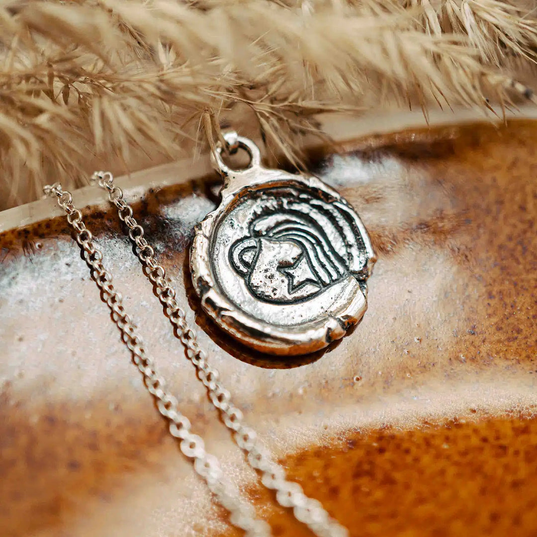 Kette mit Sternzeichen Wassermann aus Sterling Silber 925. Der organische Sternzeichen Anhänger hat die Form einer Münz-Kette im rustikalen Wachssiegel-Look und hängt an einer zarten echt Silber Kette. 