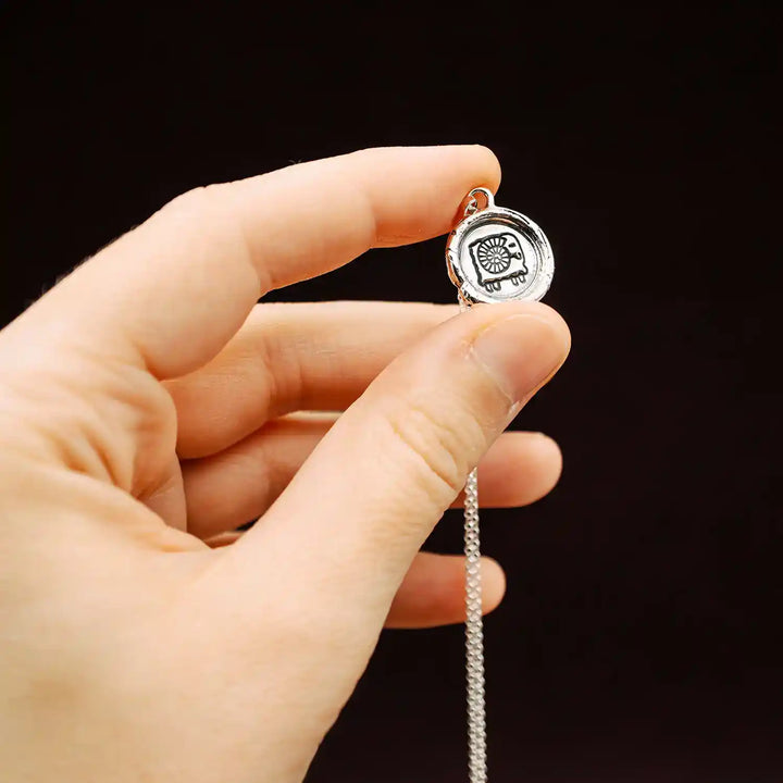 Kette mit Sternzeichen Widder aus Sterling Silber 925. Der Sternzeichen Anhänger hat die Form einer Münz-Kette im Wachssiegel-Look und hängt an einer zarten Echt Silber Kette.