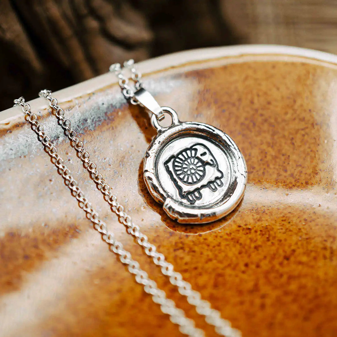 Kette mit Sternzeichen Widder aus Sterling Silber 925. Der Sternzeichen Anhänger hat die Form einer Münz-Kette im Wachssiegel-Look und hängt an einer zarten Echt Silber Kette.