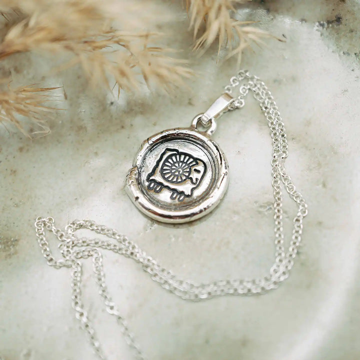 Kette mit Sternzeichen Widder aus Sterling Silber 925. Der Sternzeichen Anhänger hat die Form einer Münz-Kette im Wachssiegel-Look und hängt an einer zarten Echt Silber Kette.