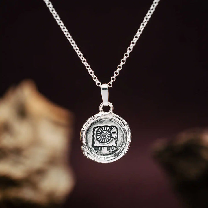 Kette mit Sternzeichen Widder aus Sterling Silber 925. Der Sternzeichen Anhänger hat die Form einer Münz-Kette im Wachssiegel-Look und hängt an einer zarten Echt Silber Kette.
