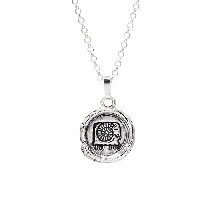 Kette mit Sternzeichen Widder aus Sterling Silber 925. Der Sternzeichen Anhänger hat die Form einer Münz-Kette im Wachssiegel-Look und hängt an einer zarten Echt Silber Kette.