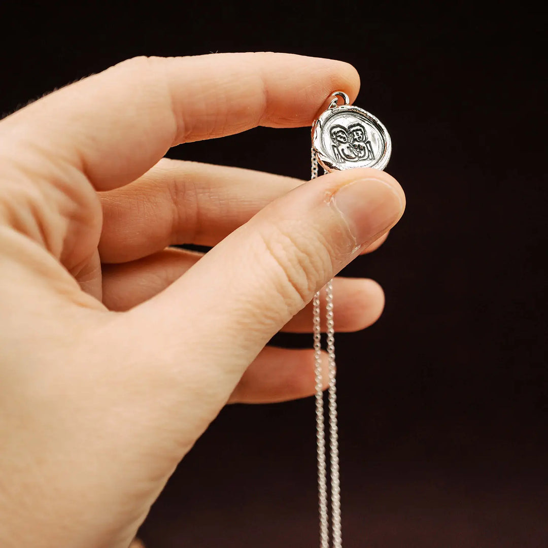 Kette mit Sternzeichen Zwillinge aus Sterling Silber 925. Der Sternzeichen Anhänger hat die Form einer Münz-Kette im Wachssiegel-Look und hängt an einer zarten Echt Silber Kette.