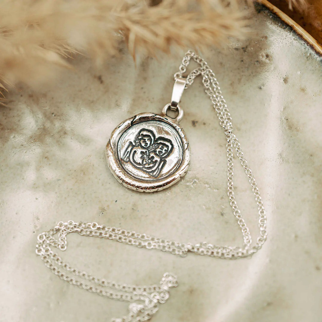 Kette mit Sternzeichen Zwillinge aus Sterling Silber 925. Der Sternzeichen Anhänger hat die Form einer Münz-Kette im Wachssiegel-Look und hängt an einer zarten Echt Silber Kette.