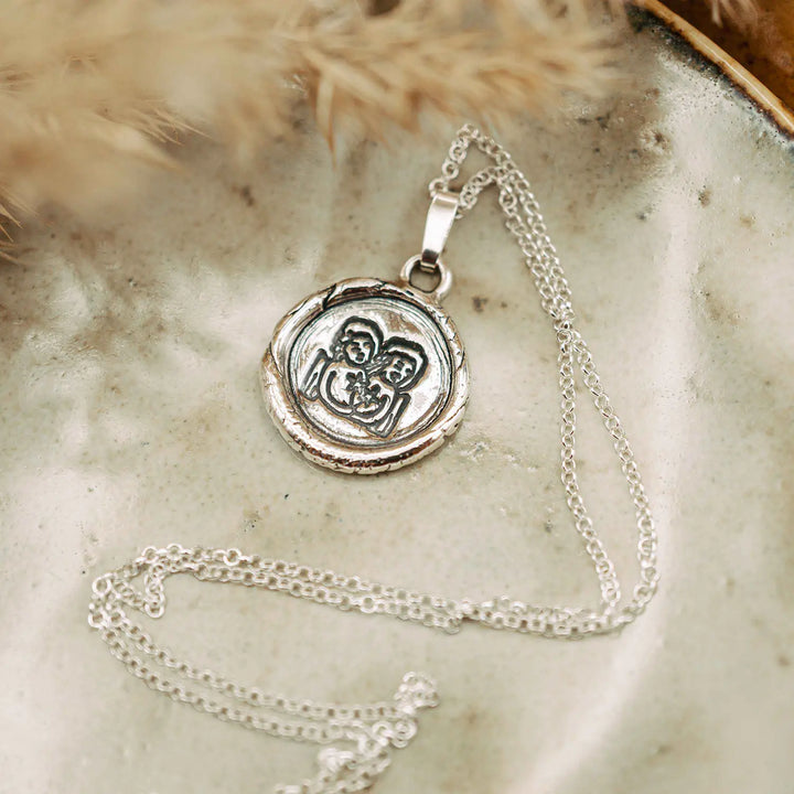 Kette mit Sternzeichen Zwillinge aus Sterling Silber 925. Der Sternzeichen Anhänger hat die Form einer Münz-Kette im Wachssiegel-Look und hängt an einer zarten Echt Silber Kette.