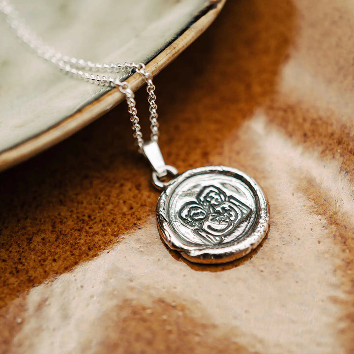 Kette mit Sternzeichen Zwillinge aus Sterling Silber 925. Der Sternzeichen Anhänger hat die Form einer Münz-Kette im Wachssiegel-Look und hängt an einer zarten Echt Silber Kette.