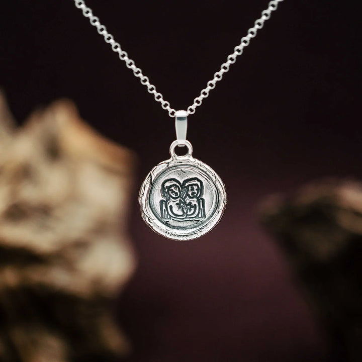 Kette mit Sternzeichen Zwillinge aus Sterling Silber 925. Der Sternzeichen Anhänger hat die Form einer Münz-Kette im Wachssiegel-Look und hängt an einer zarten Echt Silber Kette.