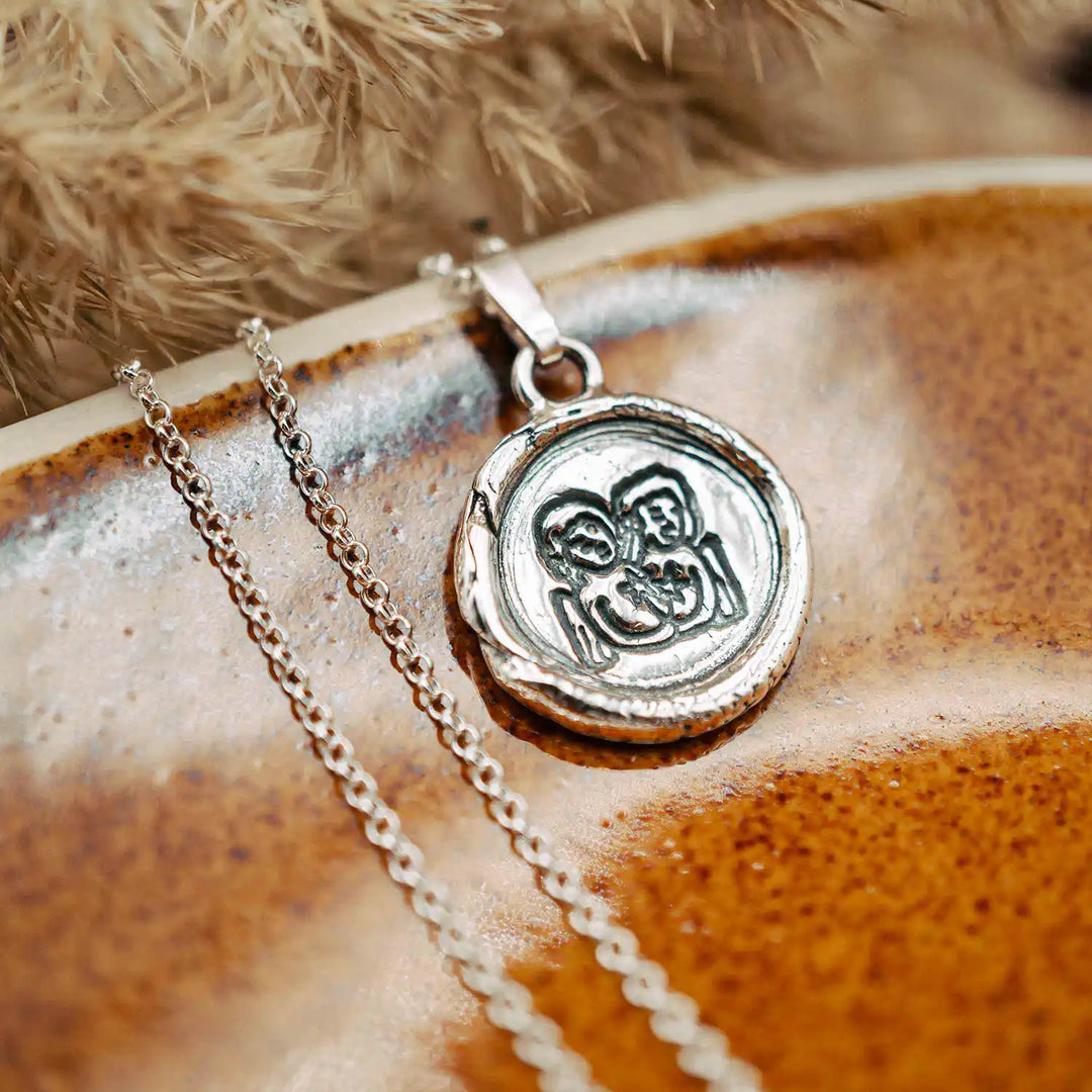 Kette mit Sternzeichen Zwillinge aus Sterling Silber 925. Der Sternzeichen Anhänger hat die Form einer Münz-Kette im Wachssiegel-Look und hängt an einer zarten Echt Silber Kette.