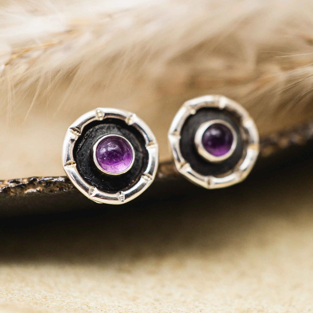 Handgefertigte kleine Amethyst Ohrstecker aus Sterling Silber 925 auf Keramikschale