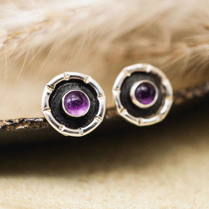 Handgefertigte kleine Amethyst Ohrstecker aus Sterling Silber 925 auf Keramikschale