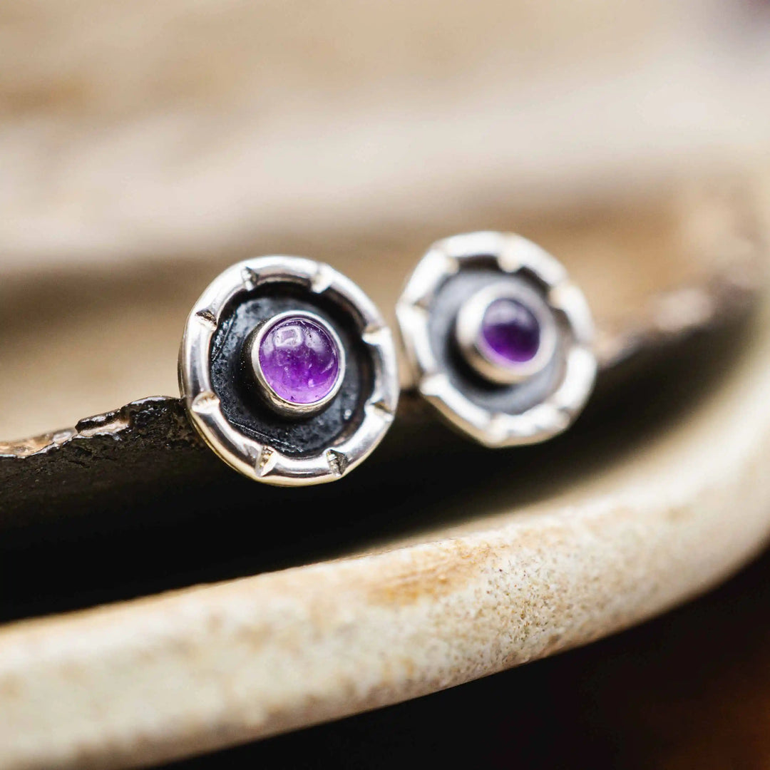 Kleine lila Ohrringe mit Stecker und rundem Amethyst in dunkler Shadowbox Silberfassung