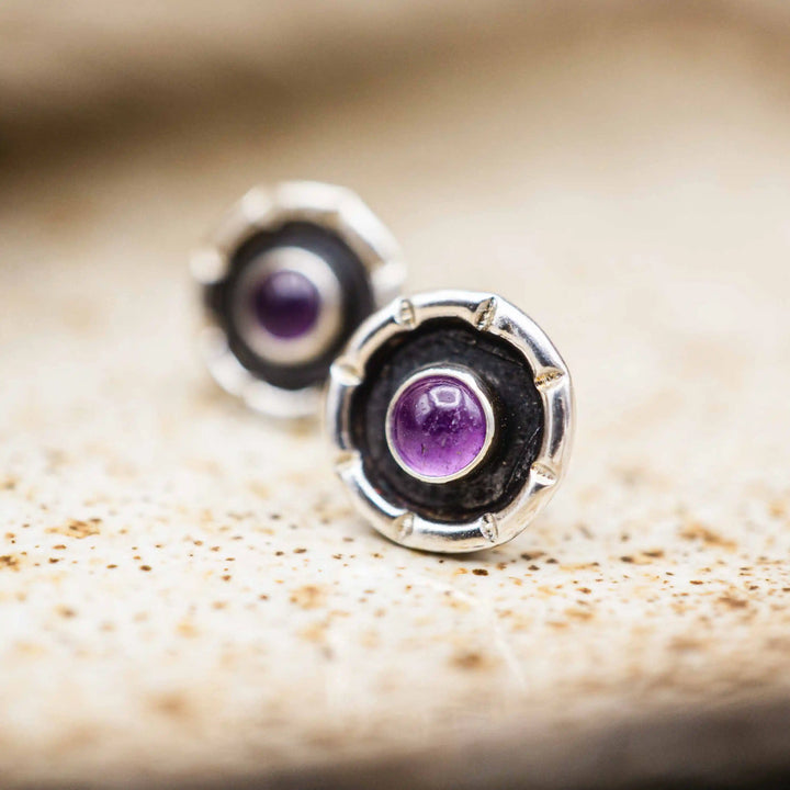 Kleine Amethyst Ohrringe aus Silber 925 mit tiefviolettem Cabochon Stein