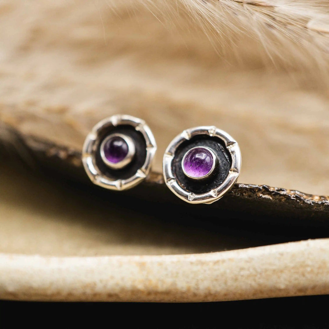 Kleine Amethyst Ohrstecker Silber 925 mit violettem Stein und oxidierter Fassung