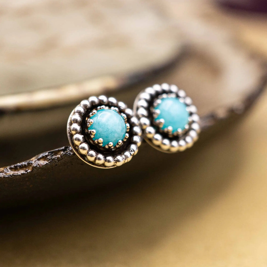 Detailaufnahme Amazonit Schmuck – ohrstecker silber 925 mit 8 mm Amazonit und Perlenrand