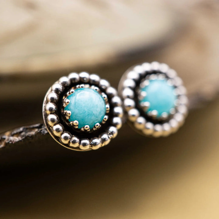 Kleine Ohrstecker aus Silber mit Amazonit – handgefertigte Ohrringe aus Silber 925 mit Perlendetail in Türkis