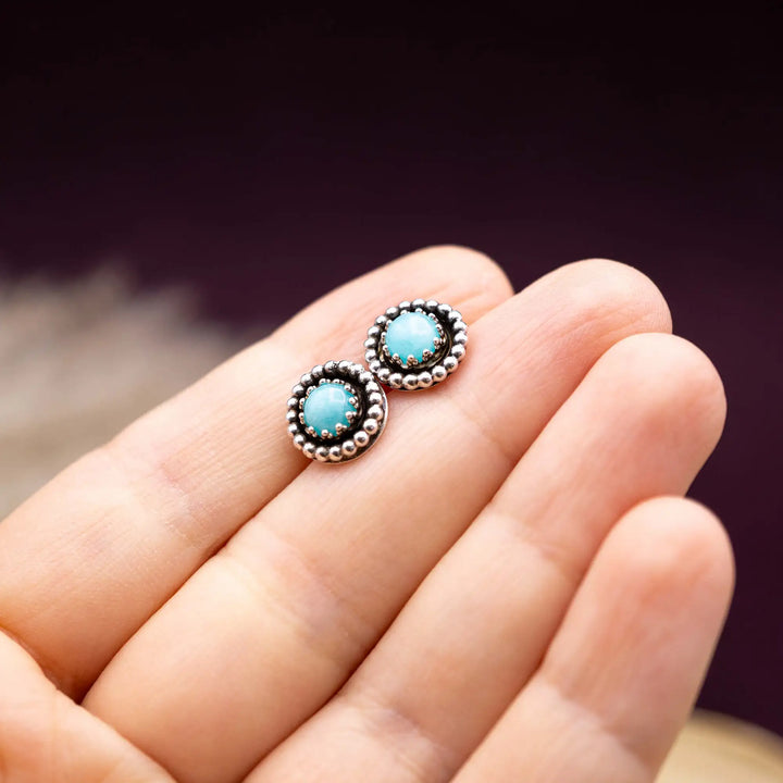 Amazonit Ohrstecker auf der Hand – kleine Ohrstecker aus Silber 925, 8 mm Durchmesser